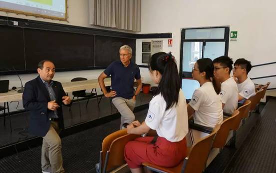 与两位教授交流讨论