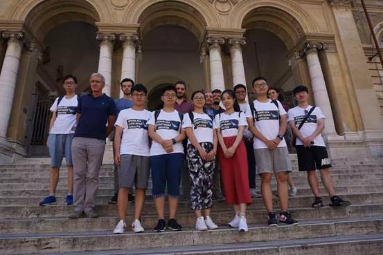 工程博彩导航
教学楼前合影